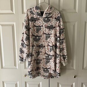 Throwzy Mario Lorenz Sloth & Hearts pattern One Size  hooded wearable blanket